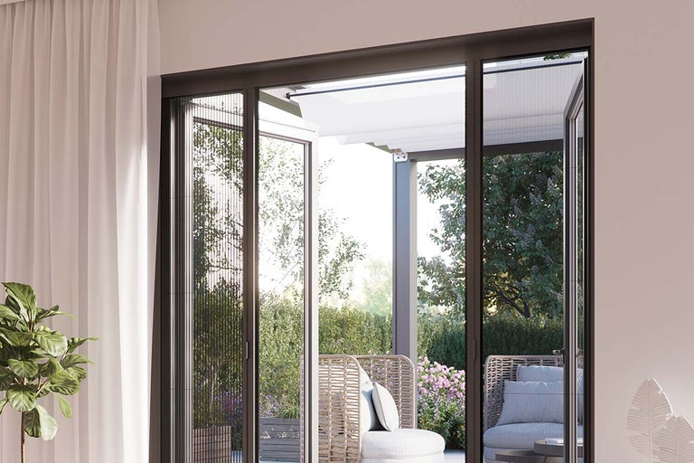 Openstaande terrasdeur met insectenhor en uitzicht op een terras met tuinmeubelen