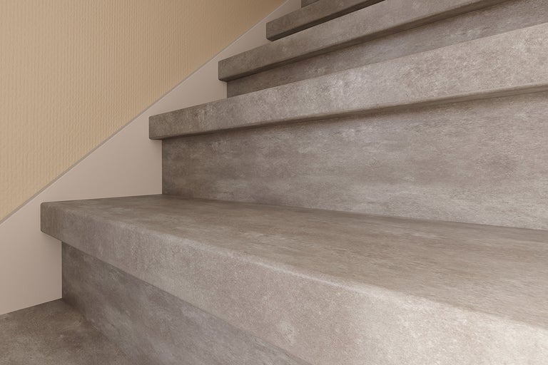 Close-up van een trap met betonnen treden.