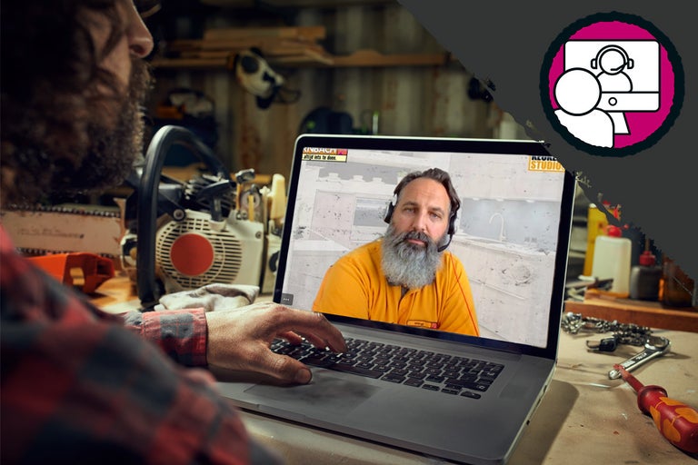 Man neemt deel aan een online consult op een laptop