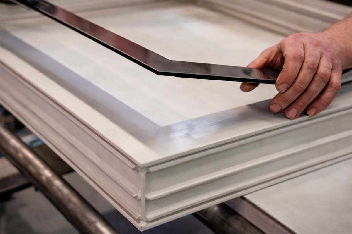 Raamkozijn wordt voorzien van afdichtband