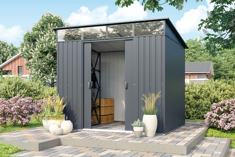 Tuinhuis met schuifdeur, planken en bovenlichten in buitenomgeving