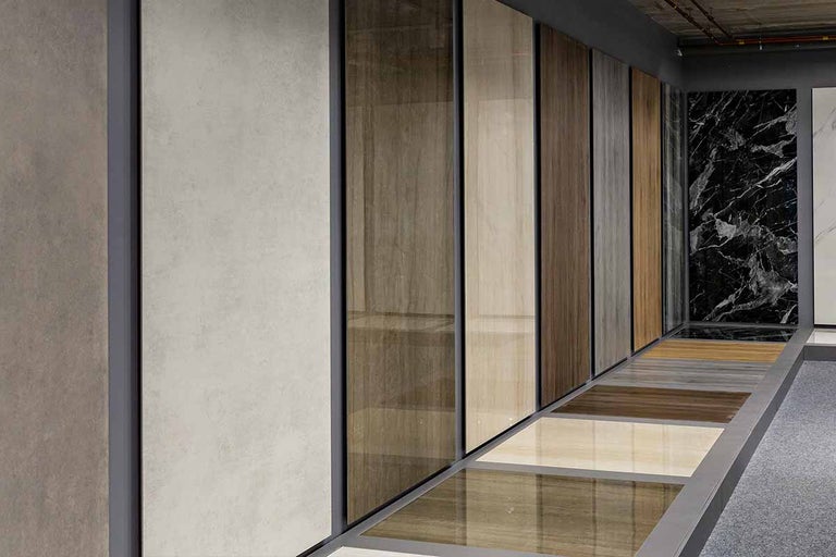 Tentoonstelling van diverse tegels voor wand en vloer