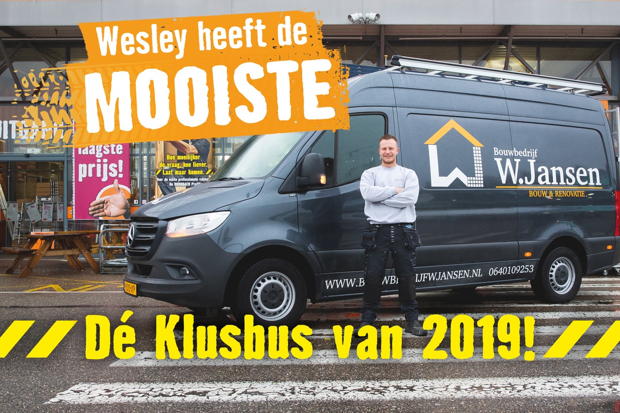 Foto van een vakman met zijn bestelwagen voor een Hornbach-winkel