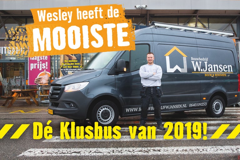 Foto van een vakman met zijn bestelwagen voor een Hornbach-winkel