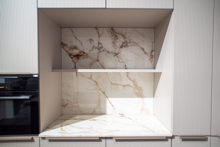 Keukenscène met rek en marmerlook