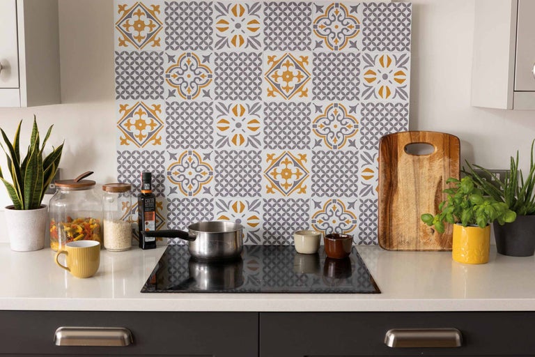 Keukenscène met werkblad, kookplaat en decoraties voor een muur met tegelpatroon