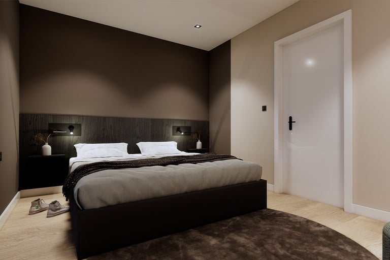 Slaapkamer met bed, nachtkastjes en een deur