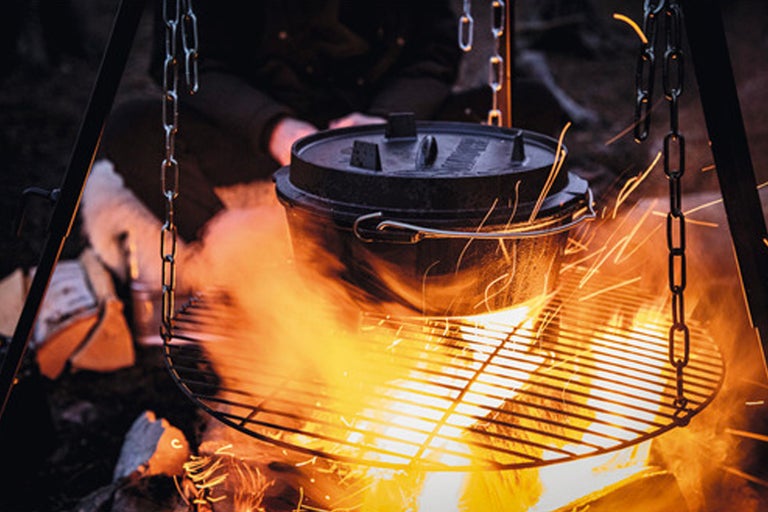 Dutch Oven op een grill boven open vuur, ideaal voor buiten koken