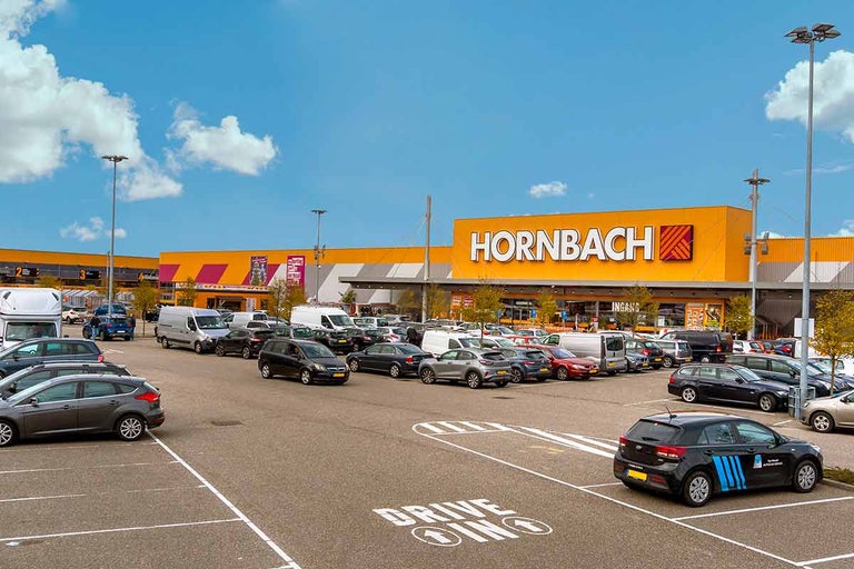 Buitenaanzicht van een Hornbach bouwmarkt met parkeerplaats