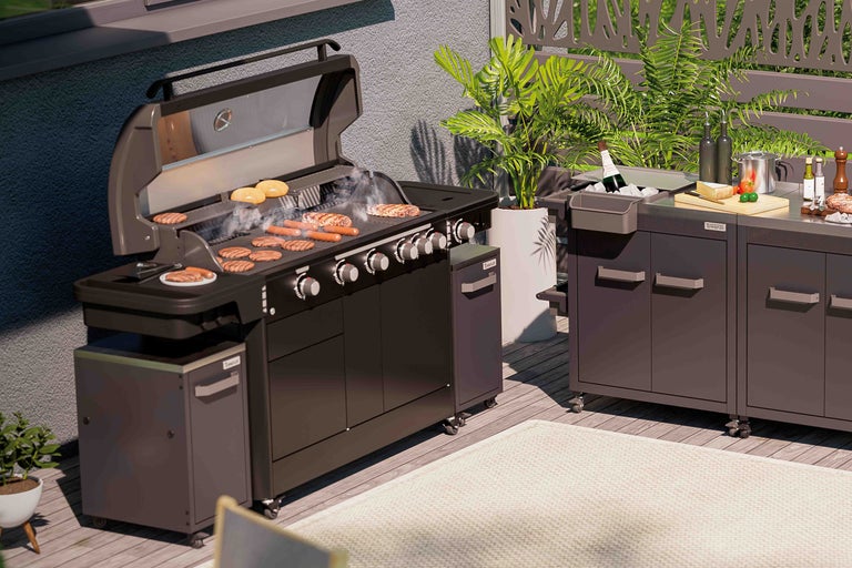 Buitenscène met barbecue en buitenkeuken met eten