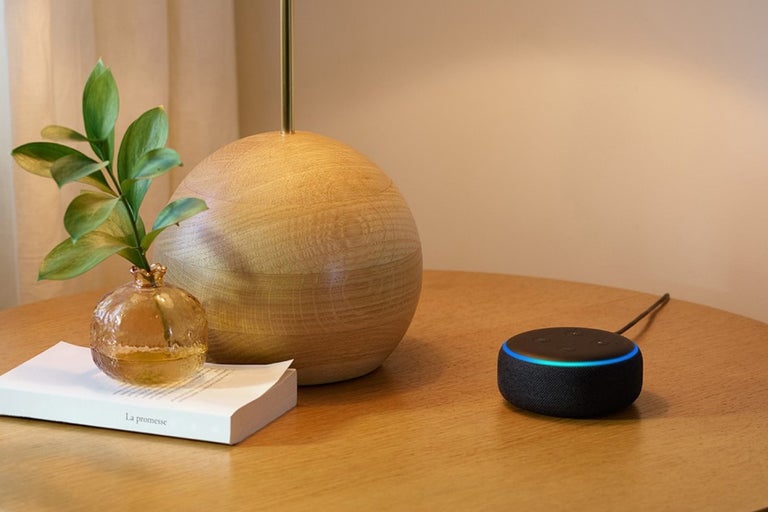 Slimme luidspreker op een tafel met lamp en decoratie