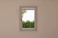 Raam met uitzicht op groene vegetatie Raam met uitzicht op groene vegetatie