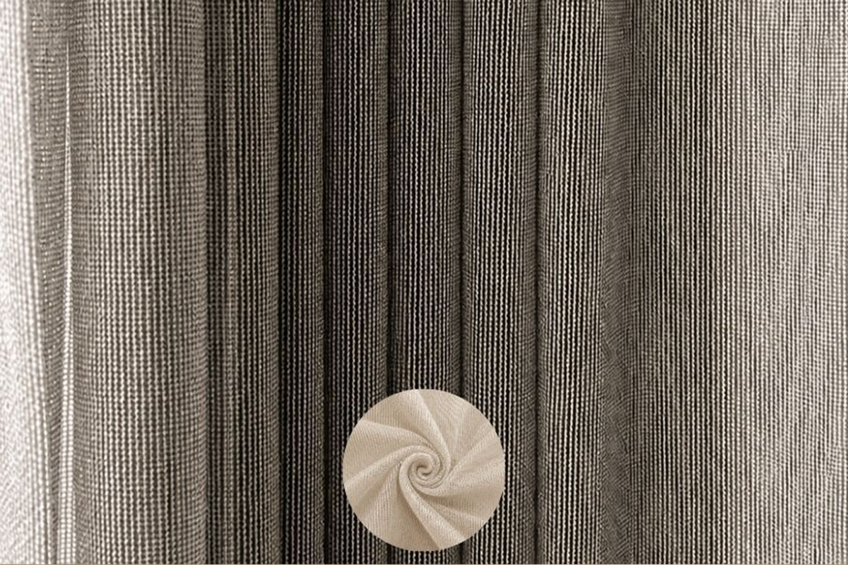 Detailopname van gordijnstof met een fijne verticale weving en een cirkelvormige detailweergave van de textuur.