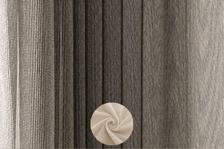 Detailopname van gordijnstof met een fijne verticale weving en een cirkelvormige detailweergave van de textuur.