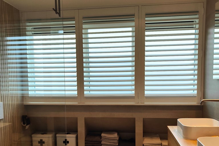 Moderne badkamer met jaloezieën voor lichtregulering