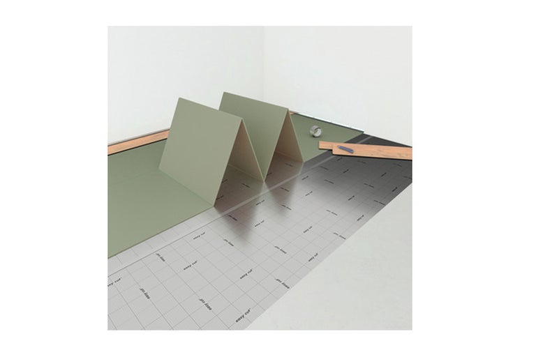 Scene met geluidsisolatie onder laminaatvloer.