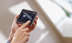 Persoon bedient een KNX-bedieningselement