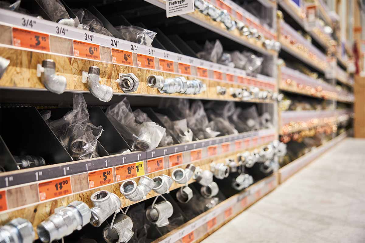 Rek met verschillende buisverbindingen in de bouwmarkt