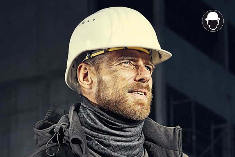 Een bouwvakker met veiligheidshelm