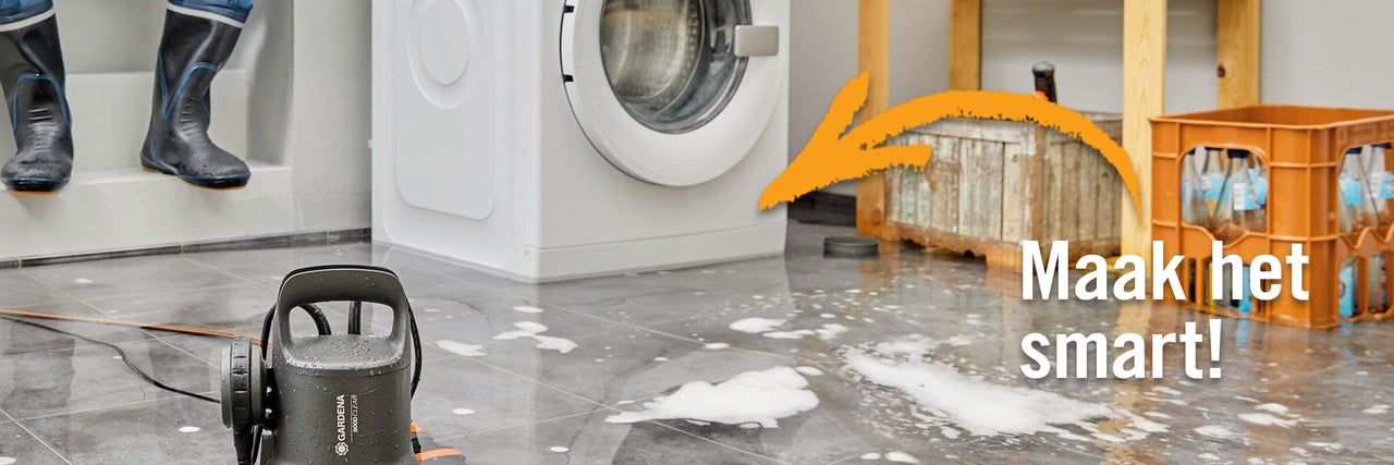 Overstroomde wasruimte met witte wasmachine, Gardena Logo op een dompelpomp en een watersensor op de natte tegelvloer.