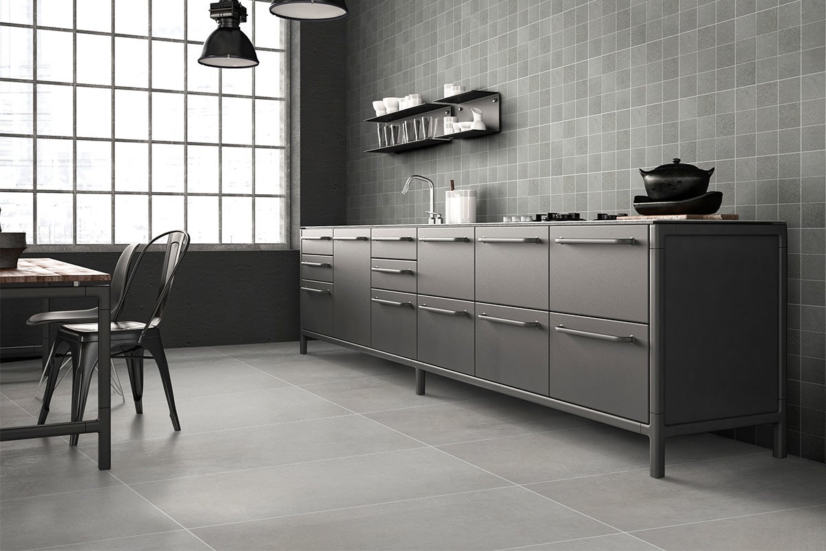 Moderne grijze keuken met tegelachterwand en eettafel