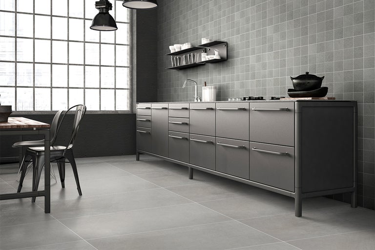 Moderne grijze keuken met tegelachterwand en eettafel