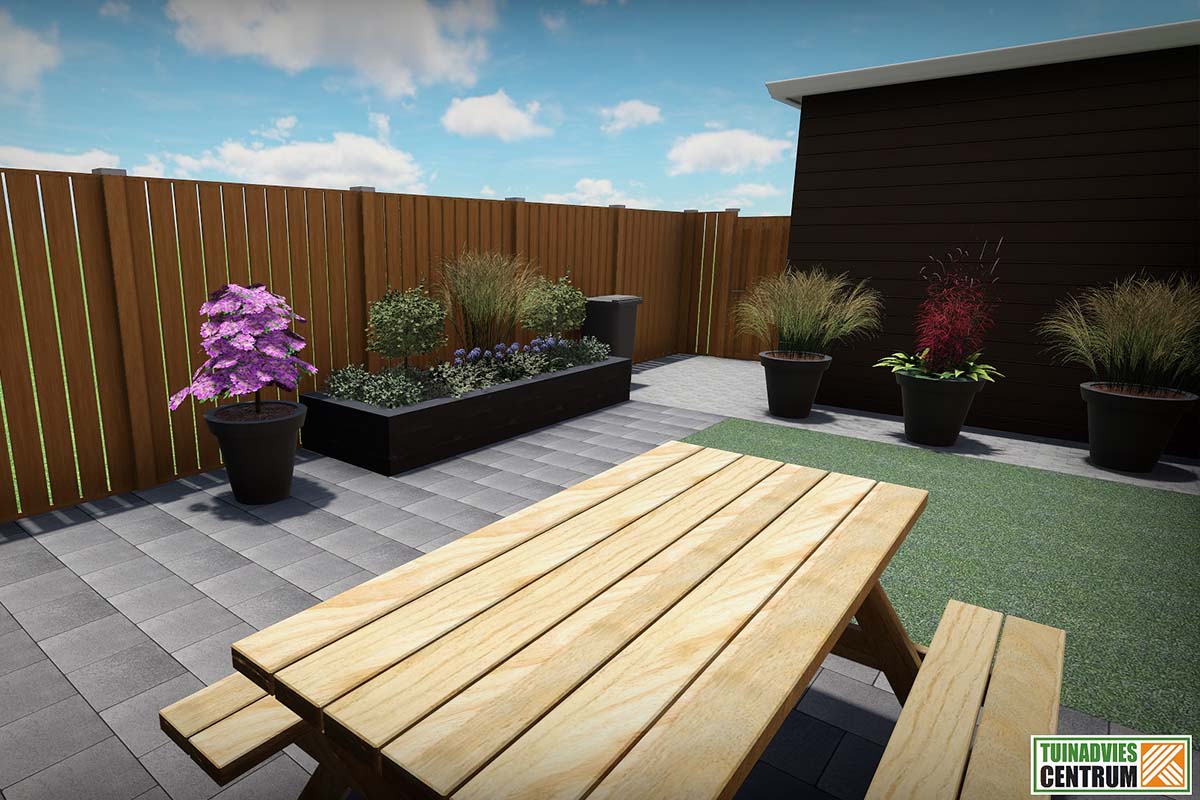 Tuinscene met houten schutting, plantenbakken, bloempotten, houten tafel en stenen bestrating