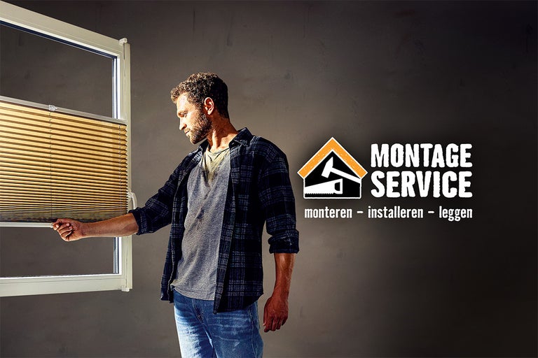 Man bedient plisségordijn bij het raam; Montage Service Logo