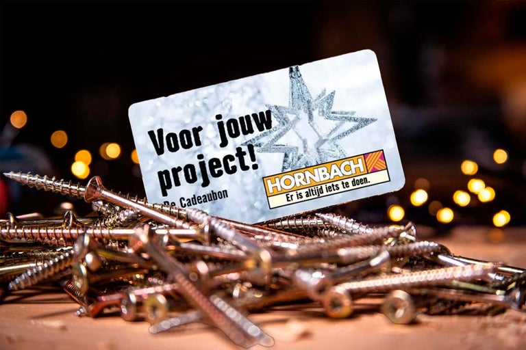 Hornbach cadeaubon met schroeven op de voorgrond