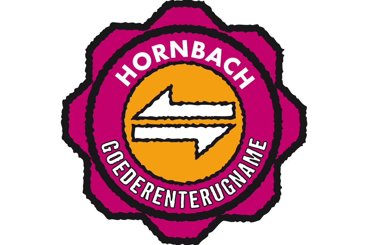 Een Hornbach medewerker adviseert een klant aan een balie
