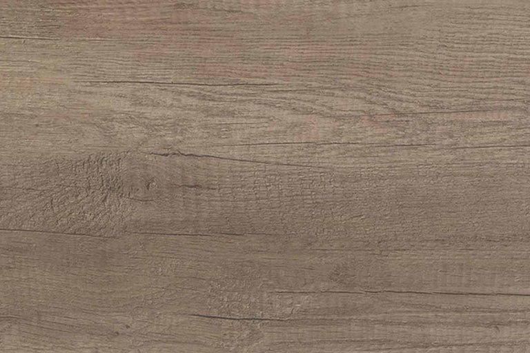 Detailopname van een houtstructuur met horizontale nerf, fijne barsten en natuurlijke noesten.