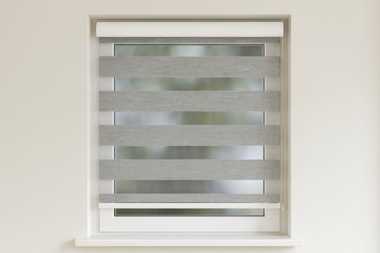 Raam met grijs duo rolgordijn voor lichtregulering en decoratie