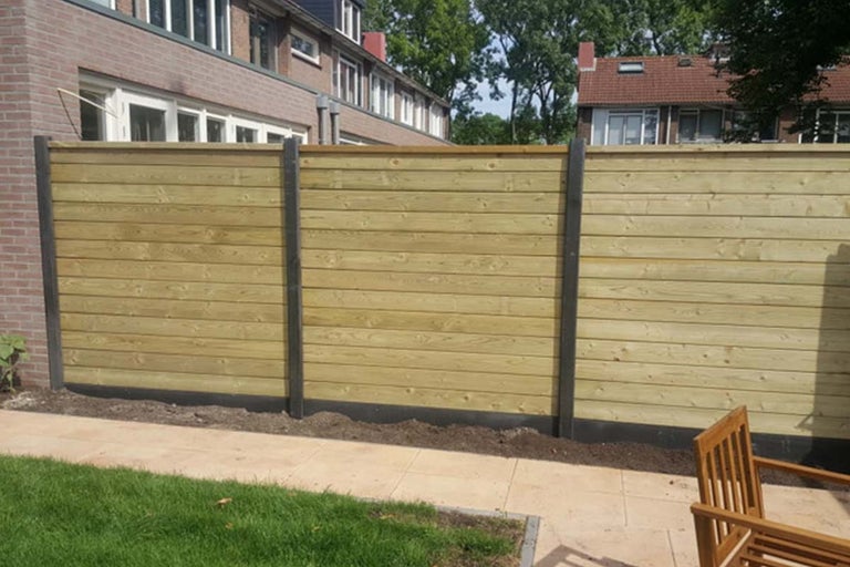 Houten schutting met palen voor tuinafsluiting