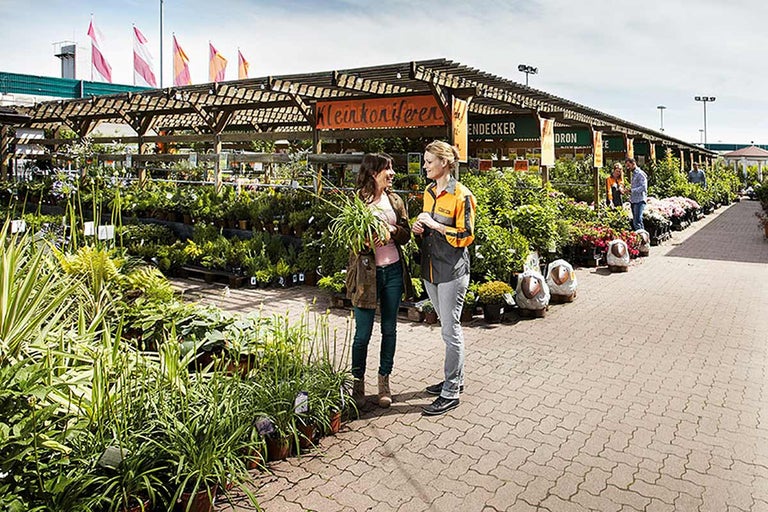 Buitenkant van een Hornbach tuincentrum met planten en klanten