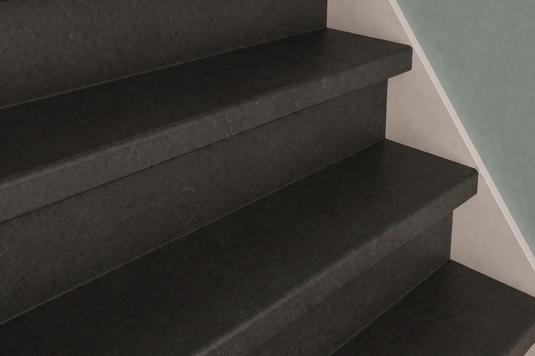 Traprenovatie met treden en stootborden in steenlook, donker gestructureerd oppervlak.