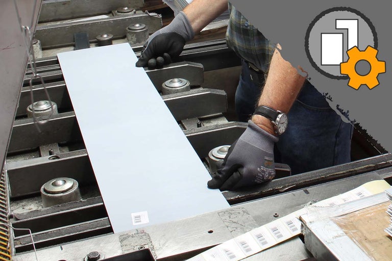 Plaatbewerking met handschoenen in een werkplaats