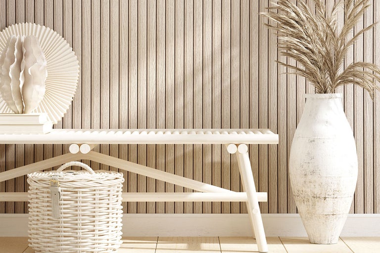 Decoratieve scène met bank, mand, vaas en wandpanelen