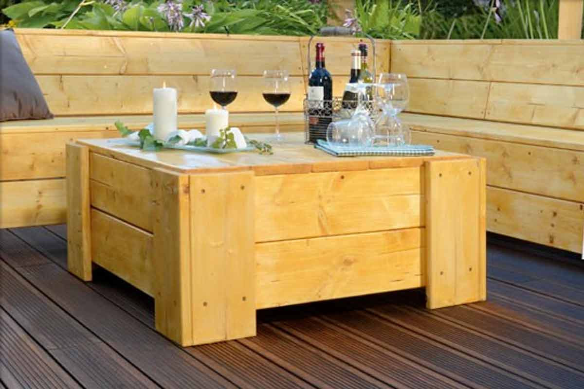 Houten tafel met drankjes en glazen in de tuin