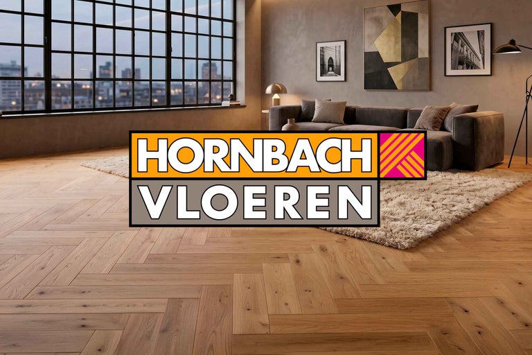 Moderne woonkamer met houten vloer in visgraatpatroon, een bank, een tapijt en grote ramen. Hornbach Logo.