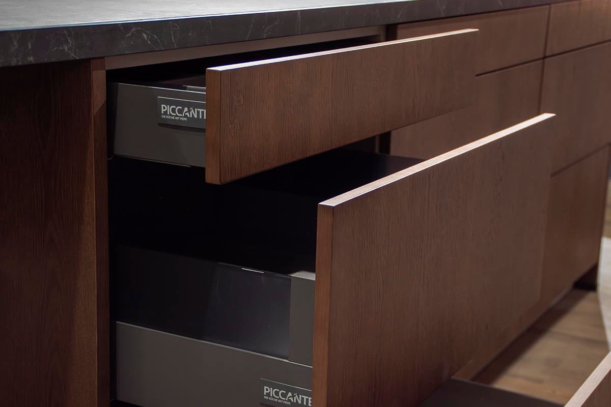 Keukenonderkast met open laden en Piccante logo