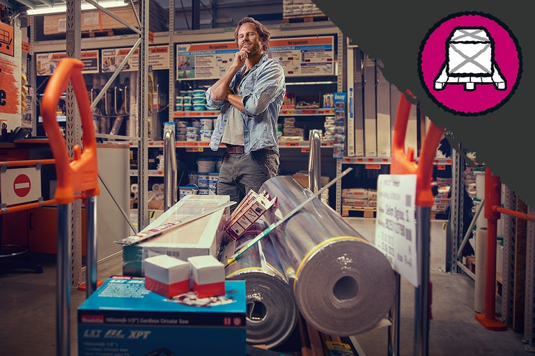 Een man staat voor een winkelwagen vol bouwmaterialen in de Hornbach bouwmarkt.