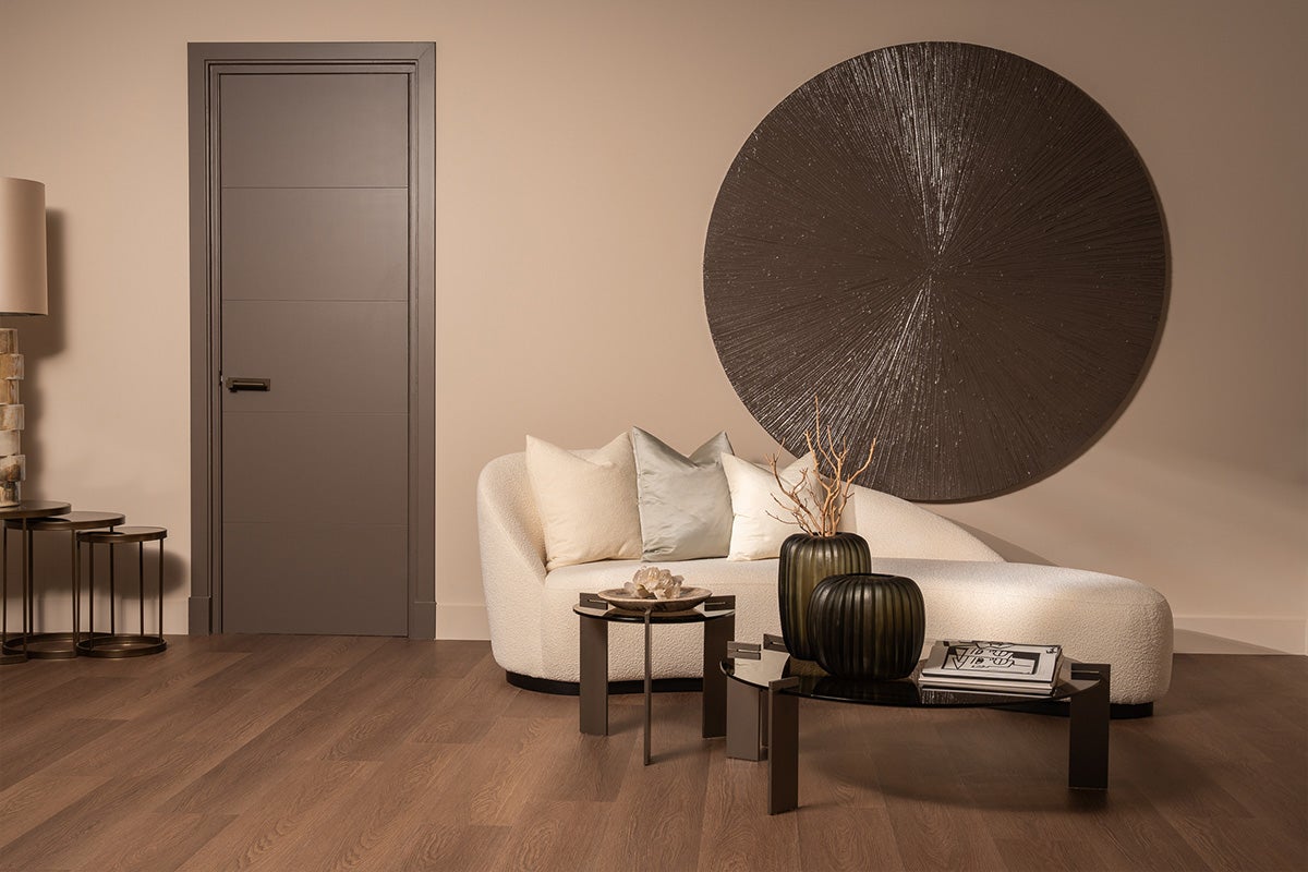 Moderne woonkamer met deur, bank en salontafel op houten vloer