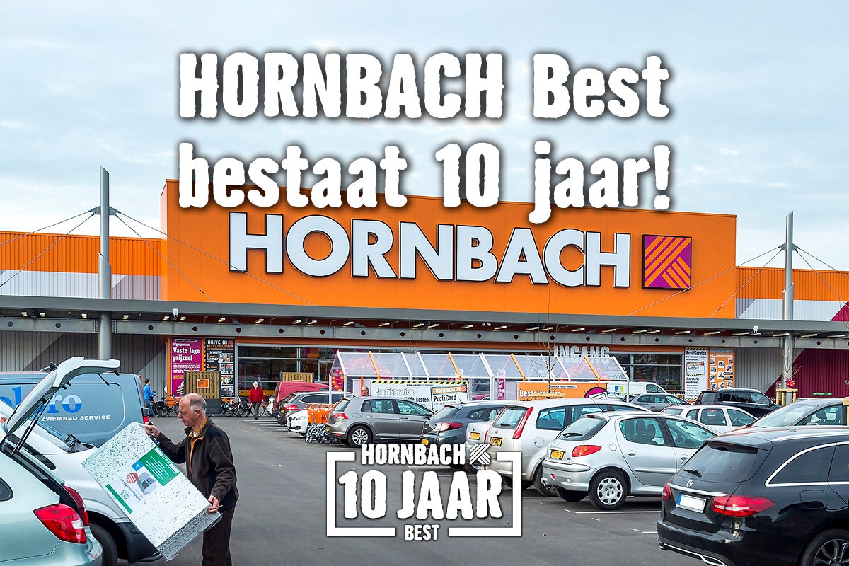 Hornbach filiaal met parkeerplaats en klant die zijn auto aan het inladen is