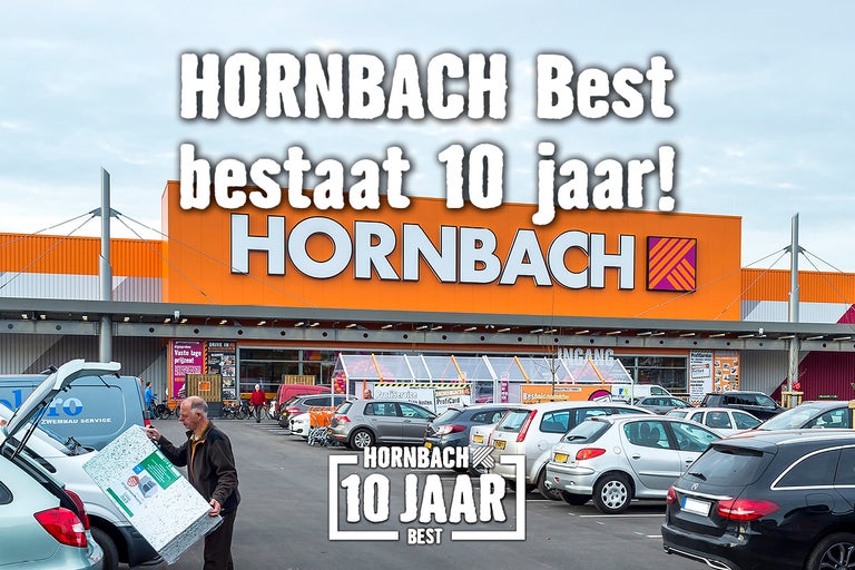Hornbach filiaal met parkeerplaats en klant die zijn auto aan het inladen is
