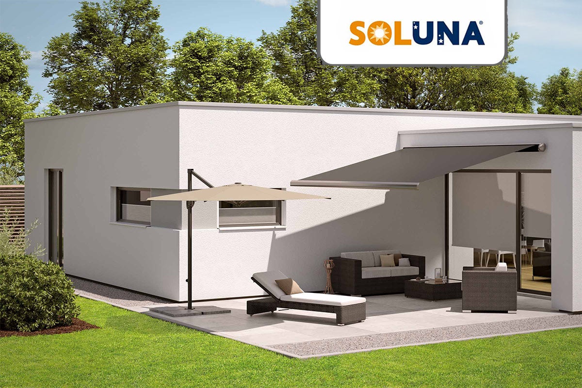 Modern terras met zonnescherm, parasol en tuinmeubelen voor een huis. Soluna Logo.