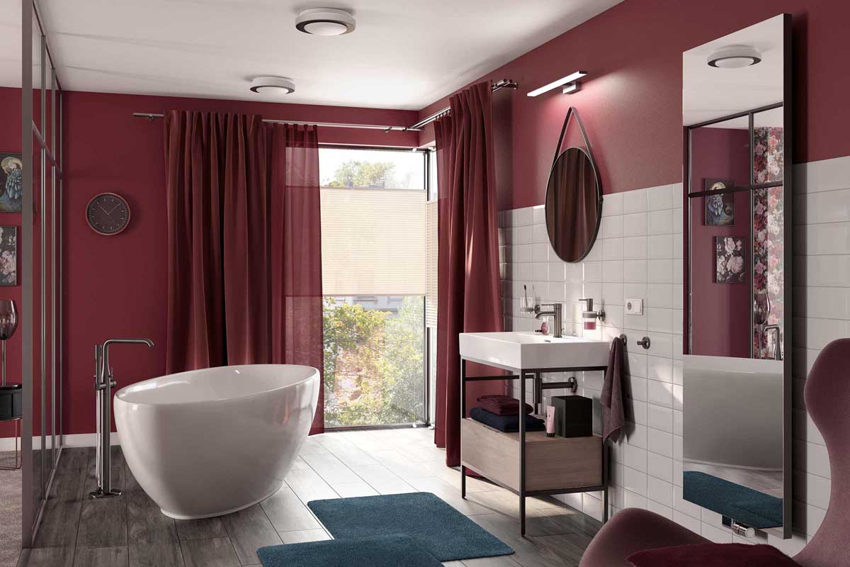Moderne badkamer met vrijstaand bad, wastafel en spiegel