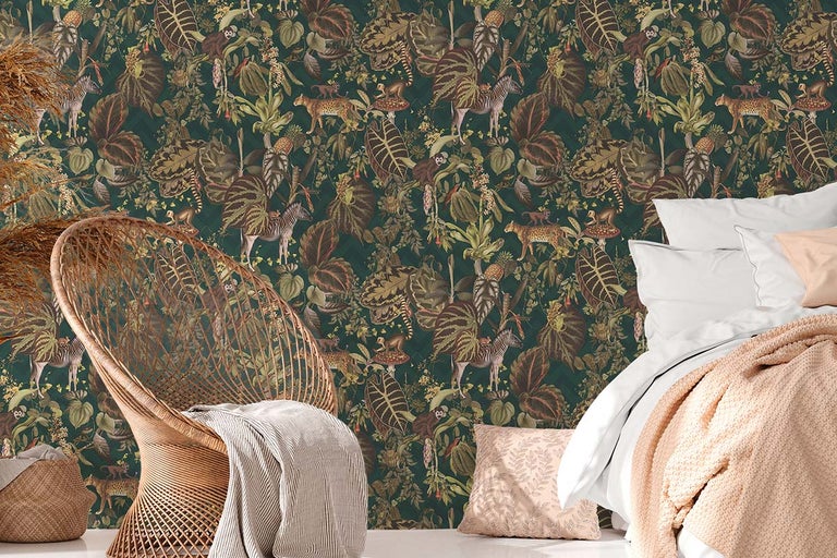 Woonkamer met junglebehang, rotan stoel en bed