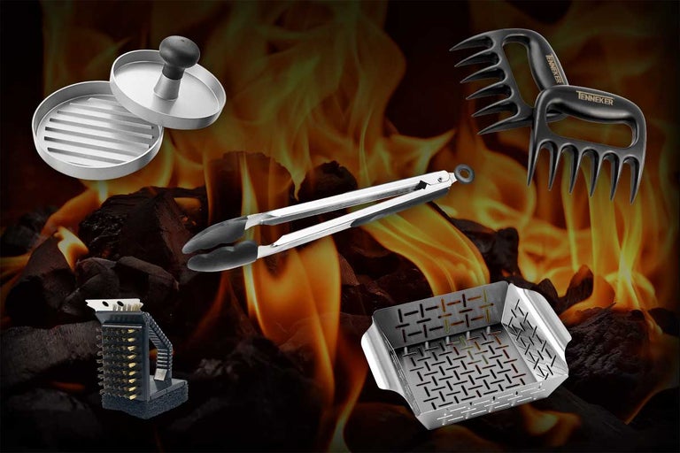 Diverse barbecuegereedschappen voor een vuur: burgerpers, grilltang, vleesklauwen, grillborstel en grillmand