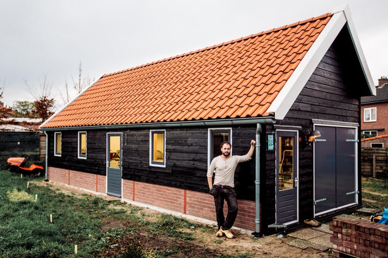 Tuinhuis met pannendak en staande persoon