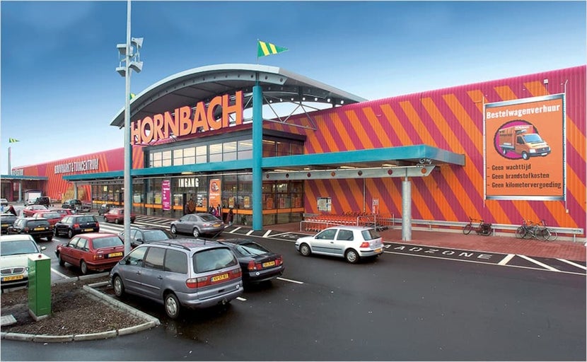 Afbeelding van een Hornbach bouw- en tuinmarkt met parkeerplaats